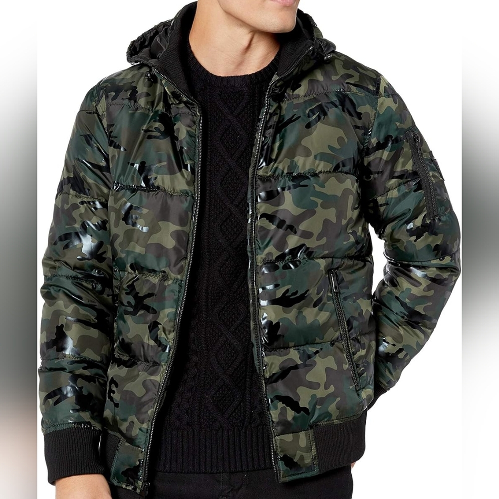 GUESS Men's Camo Print Hooded Puffer Jacket with Utility Pocket XL